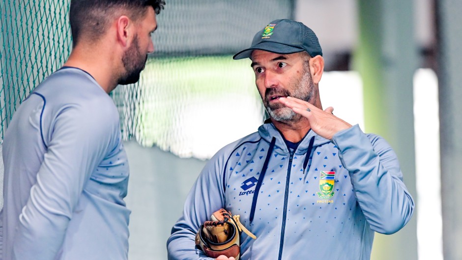 Rob Walter advises Donovan Ferreira of the Proteas