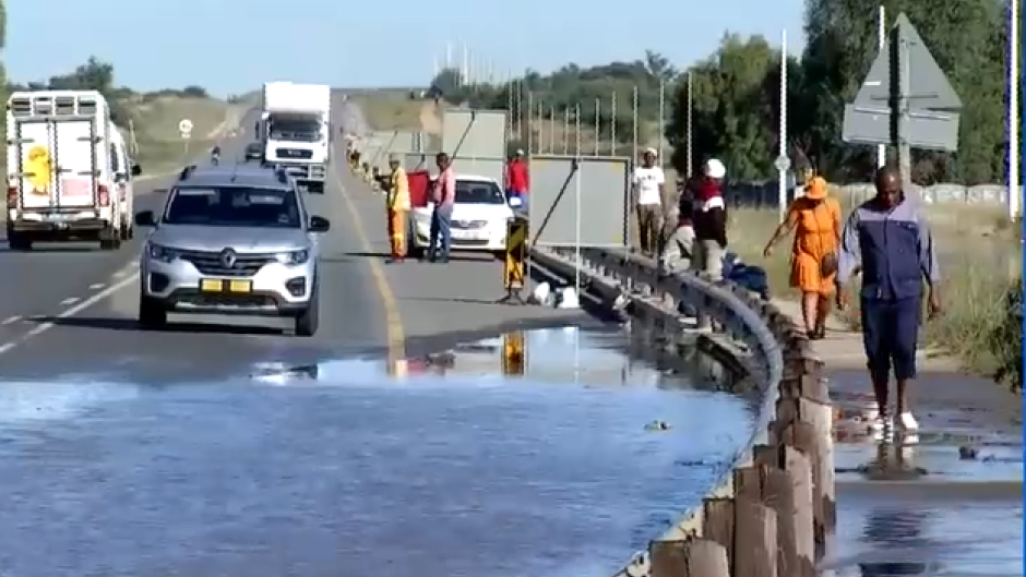 Parts of N12 Freeway under water / eNCA