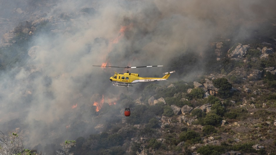 Ou Kaapse Weg during a raging fire at Table Mountain National Park. Gallo Images/Brenton Geach