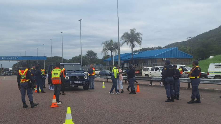 Police taking a close eye on vehicles at a toll gate. eNCA/Bafedile Moerane