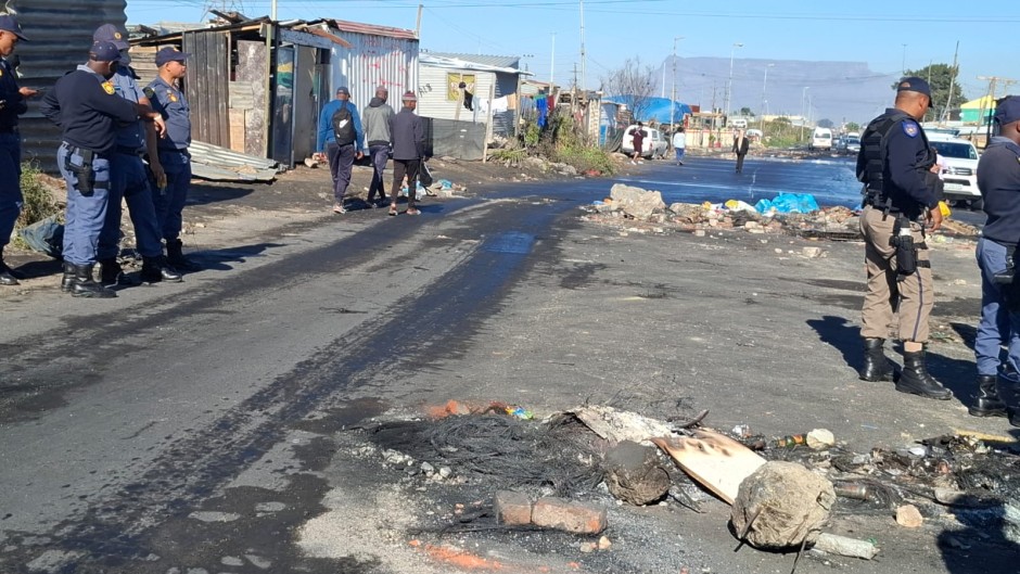 Du Noon residents are protesting. eNCA/Nobesuthu Hejana