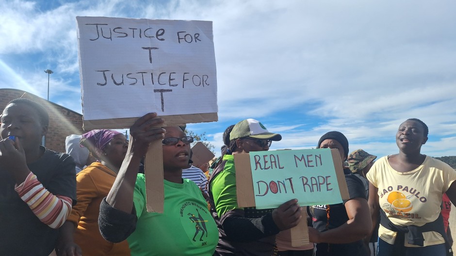 Police fired rubber bullets and stun grenades at pupils and residents outside Mpilonhle Primary school in Dullstroom, Mpumalanga.