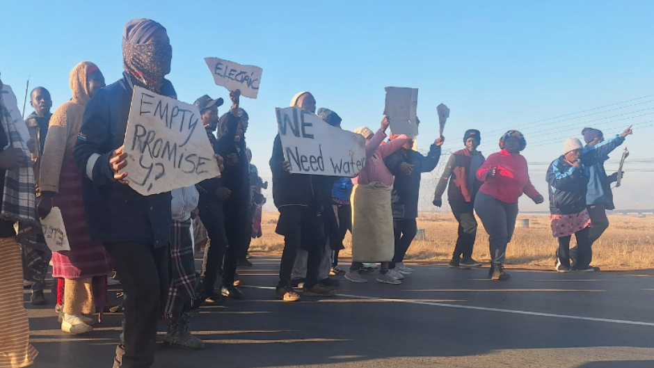 Palm Ridge residents protest lack of services. eNCA/Bafedile Moerane