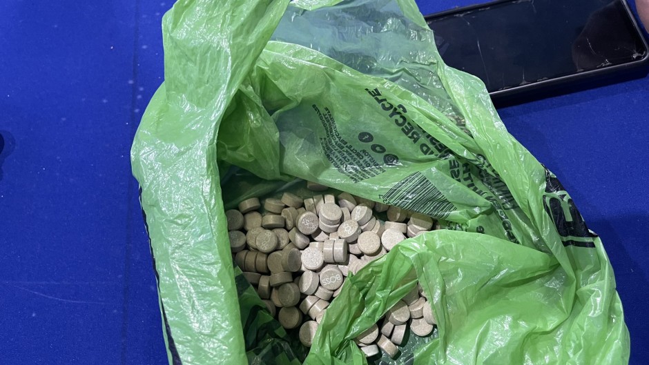  Police are raiding a sports bar in Phoenix, Durban.