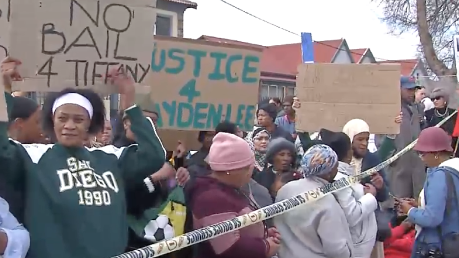 Angry Roodepoort residents outside court.