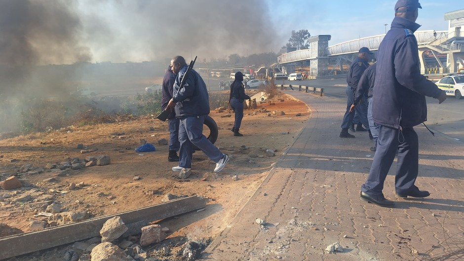 Thembisa residents vow to continue their fiery protest until the Ekurhuleni mayor comes to talk to them. eNCA reporter Bafedile Moerane