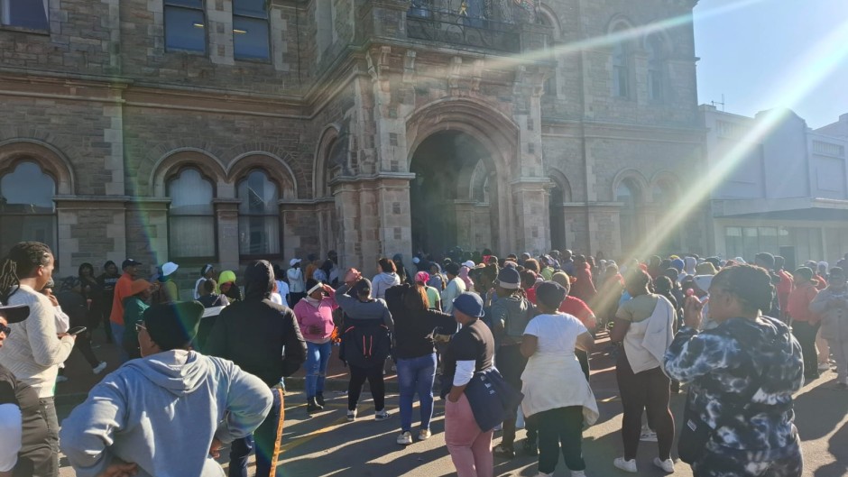 Scores of Empolweni residents in Makhanda in the Eastern Cape are threatening to shut the town down.
