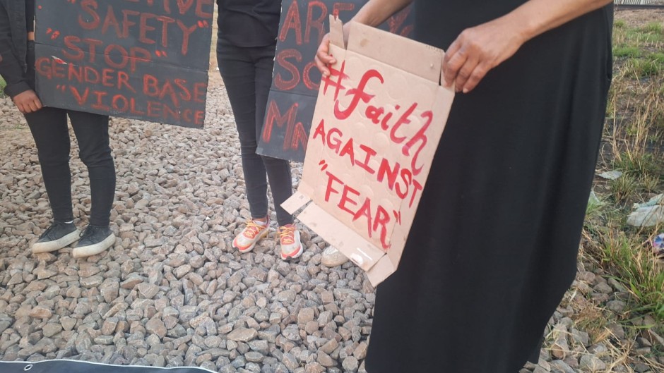 Community members attending the candlelight vigil in Eersterust. eNCA/Hloni Mtimkulu