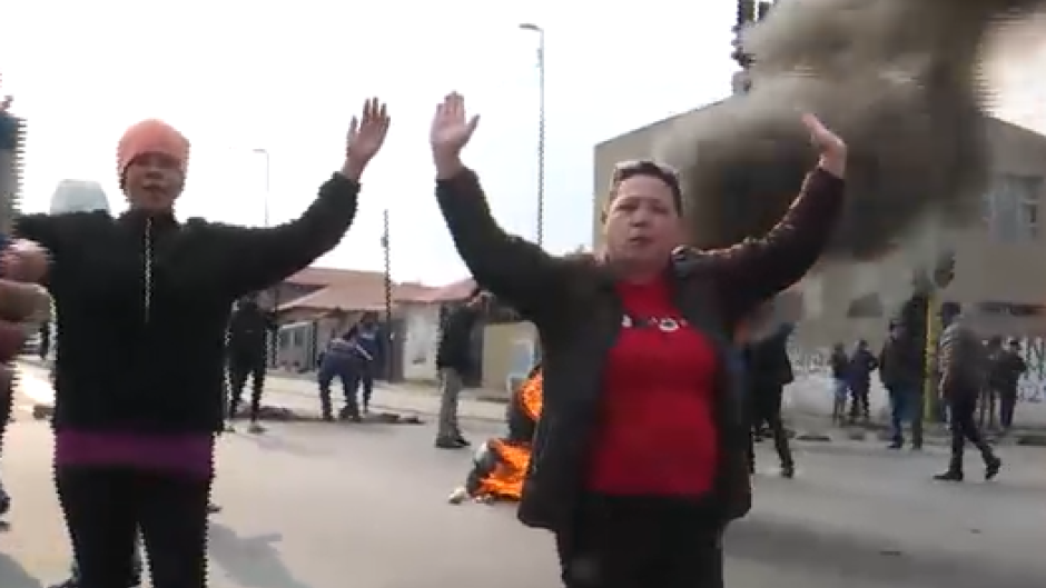 Rubber bullets fired at protesters as they demand water / eNCA 