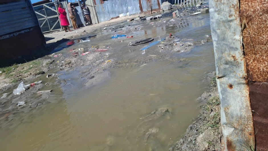The sewage flooding the Makhaza homes. eNCA/Nobesuthu Hejana