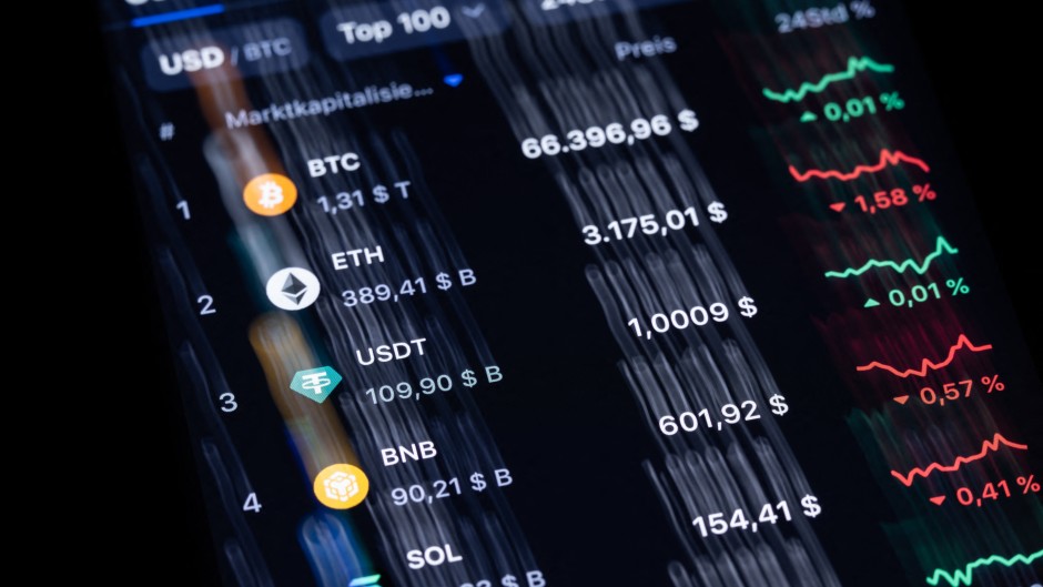The logos of the cryptocurrencies Bitcoin (BTC), Ethereum (ETH), the stablecoin Tether (USDT), Binance Coin (BNB) and Solana (SOL) can be seen on the trading platform CoinMarcetCap. (Image with longer exposure time).