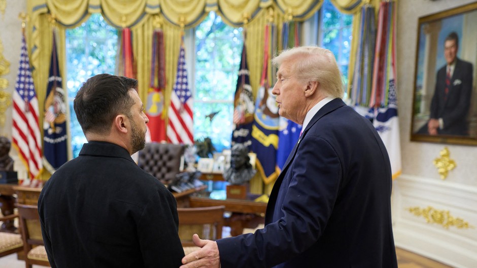 US President Donald Trump (R) speaks with Ukraine's President Volodymyr Zelensky (L) in the Oval Office. AFP/Ukrainian Presidential Press Service
