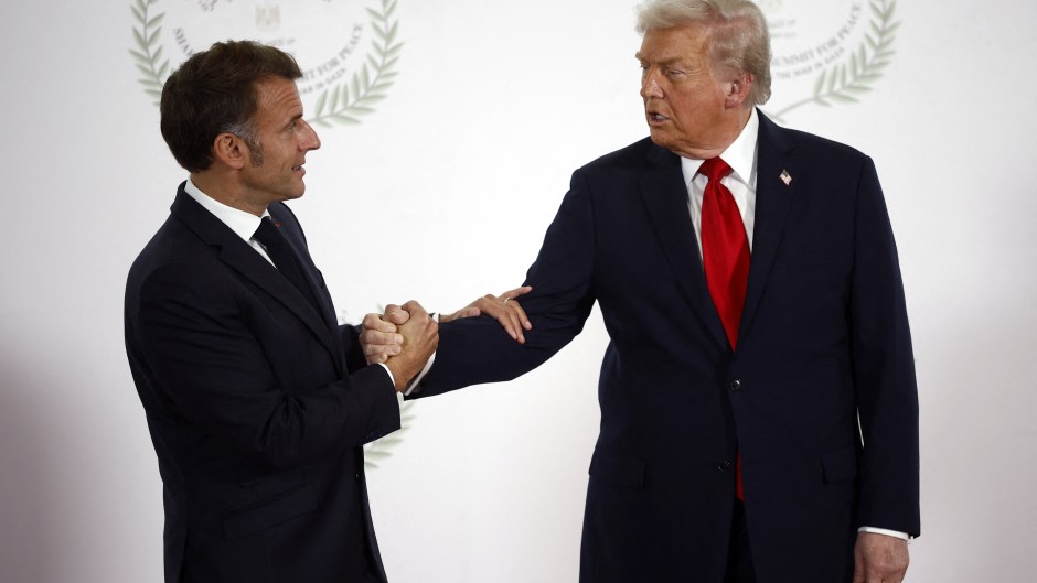 French President Emmanuel Macron (L) and US President Donald Trump (R)