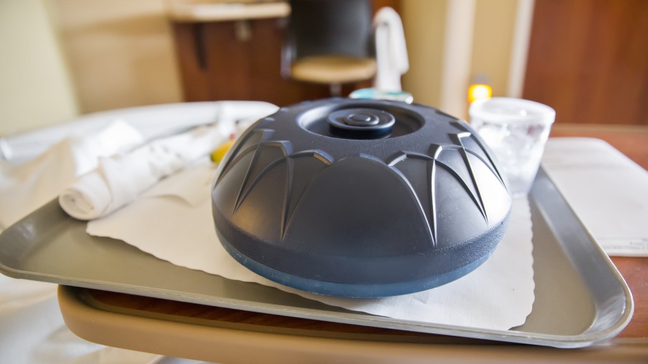 A tray on a hospital bed with a covered meal. GettyImages/JodiJacobson