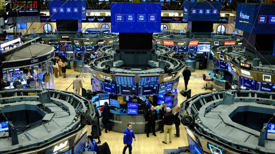 Traders work on the floor of the New York Stock Exchange (NYSE). AFP/Charly Triballeau