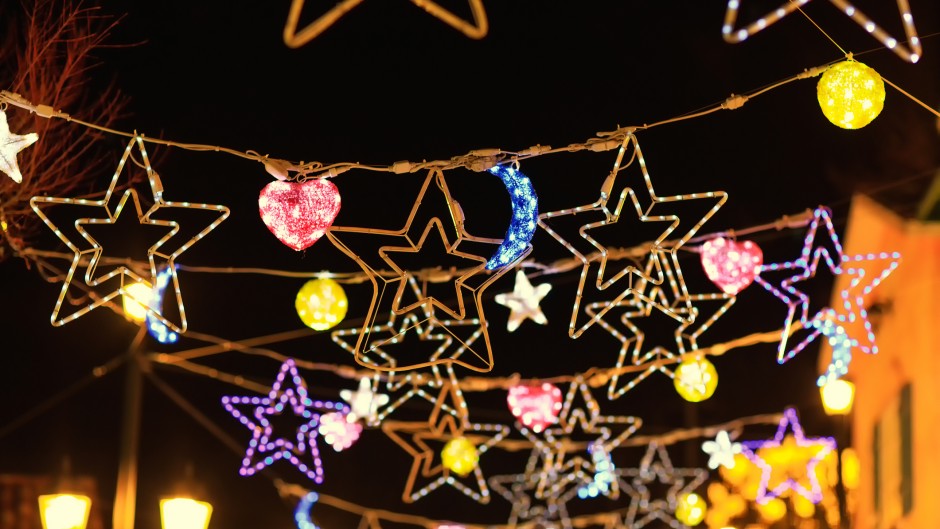 Christmas decoration lights. GettyImages/Sung Yoon Jo