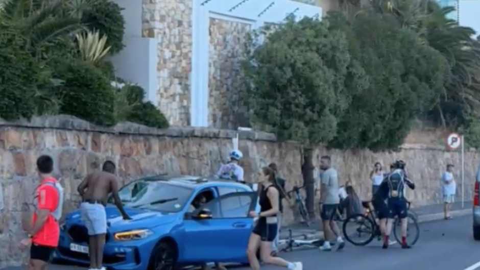 Vehicle ploughs into cyclists, killing one