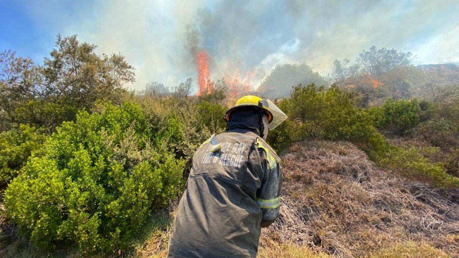 A firefighter trying to extinguish a fire in Mossel Bay. eNCA/Kevin Brandt