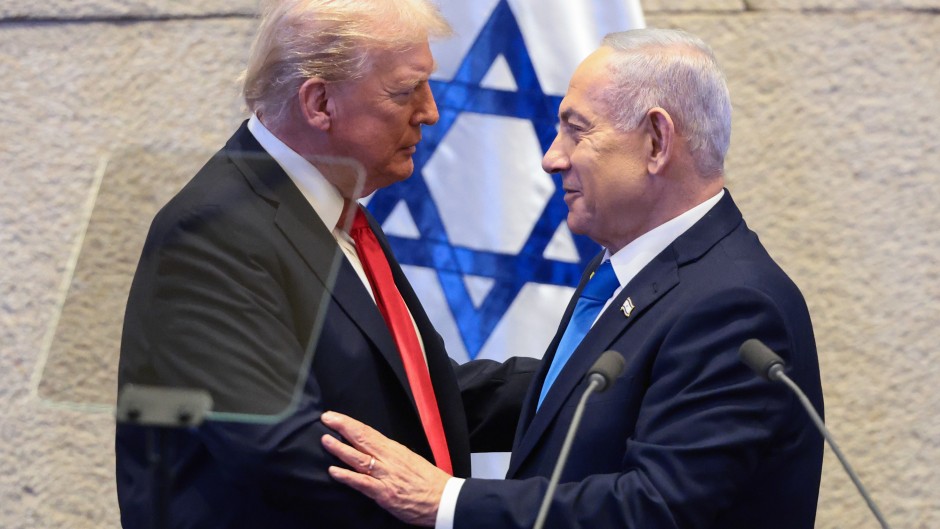 Donald Trump speaks with Israeli Prime Minister Benjamin Netanyahu. Evelyn Hockstein - Pool/Getty Images