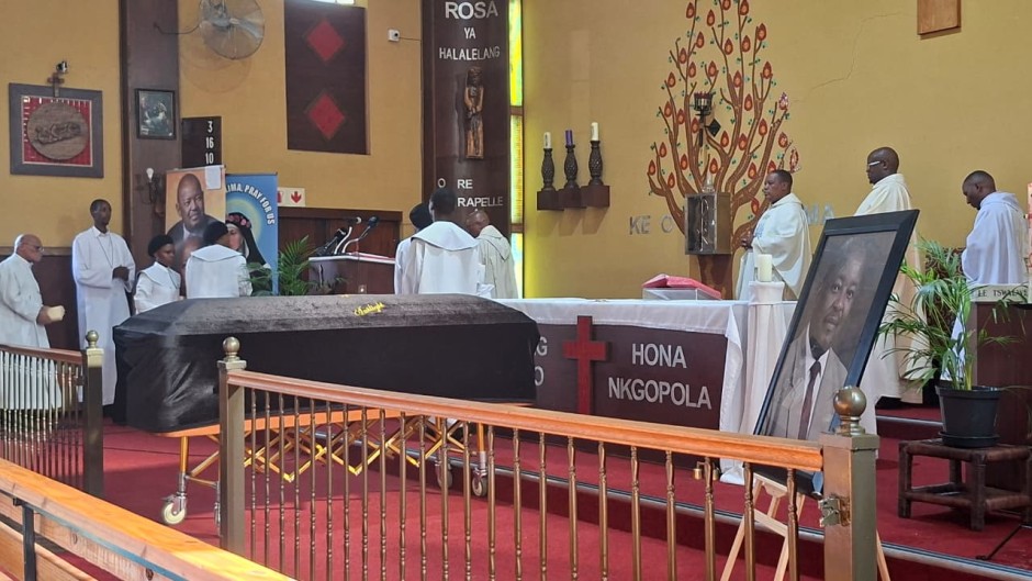 he body of the late former defence minister and COPE leader Mosiuoa Lekota has finally arrived at the St Rose Catholic Church in Bochabela, Bloemfontein. 