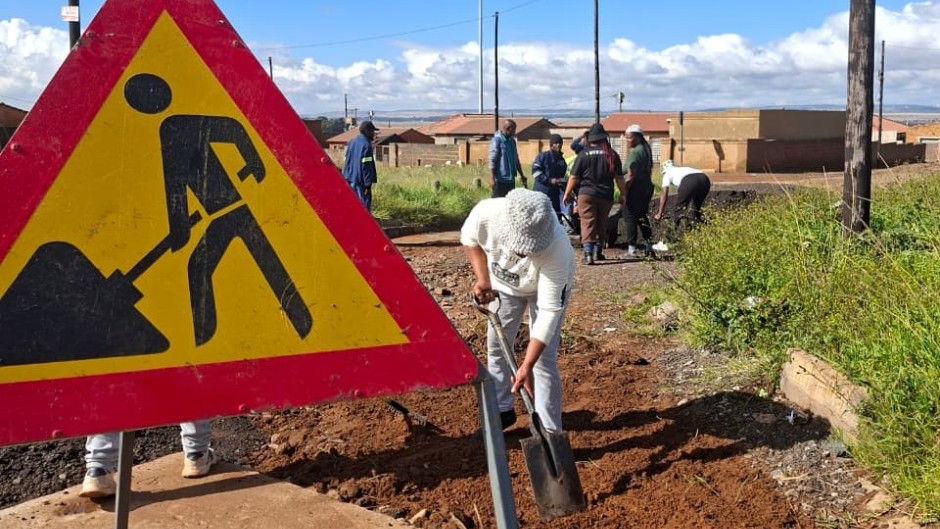 Community members are fixing the potholes. eNCA/Bafedile Moerane