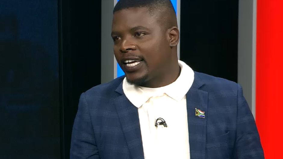 DA's Sedibeng Caucus leader, Sibusiso Dyonase rolls up his sleeves and prepares to contest for the position of federal leader.