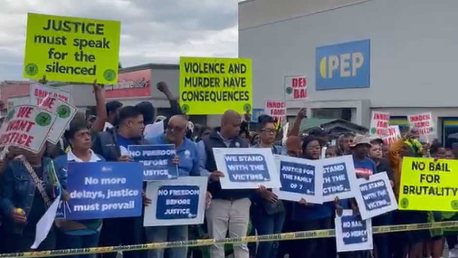 Protesters outside court. eNCA/Dasen Thathiah