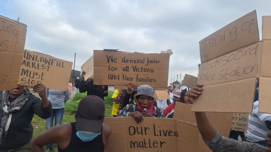 Mohlakeng residents protesting against crime. eNCA/Hloni Mtimkulu
