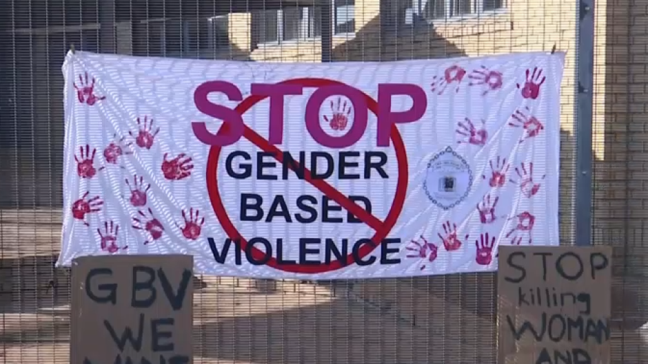 A sign outside court.