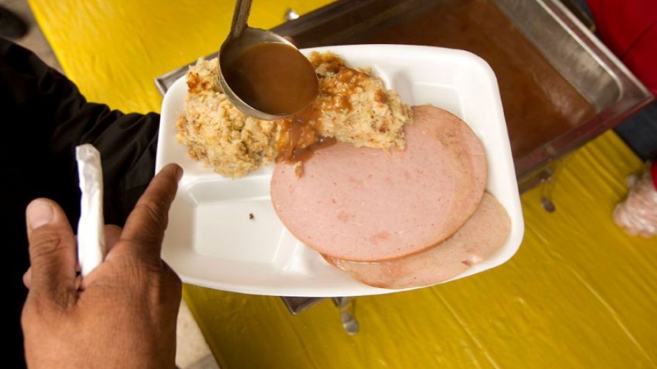 File: A prisoner asking for gravy on his food. James Nielsen/Houston Chronicle via Getty Images