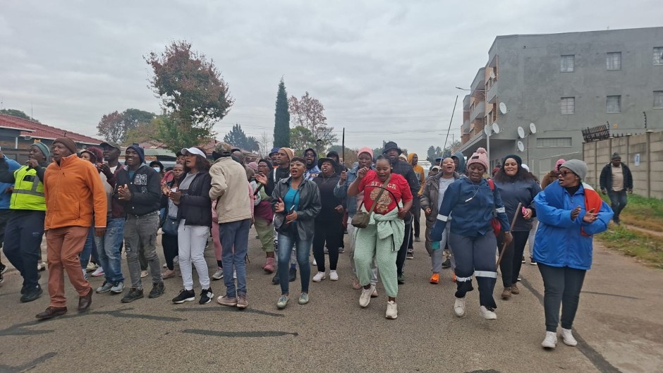 Disgruntled residents of KwaTsaduza want undocumented foreign spaza shop owners arrested.