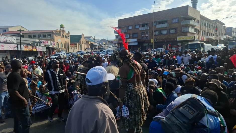 Several shops shut down on Friday, while those who defied orders were threatened for staying open. eNCA/Ronald Masinda
