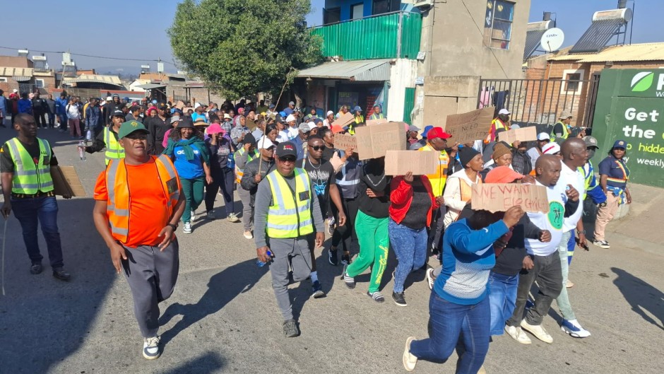 Residents in River Park, Alexandra, are demanding electricity. eNCA