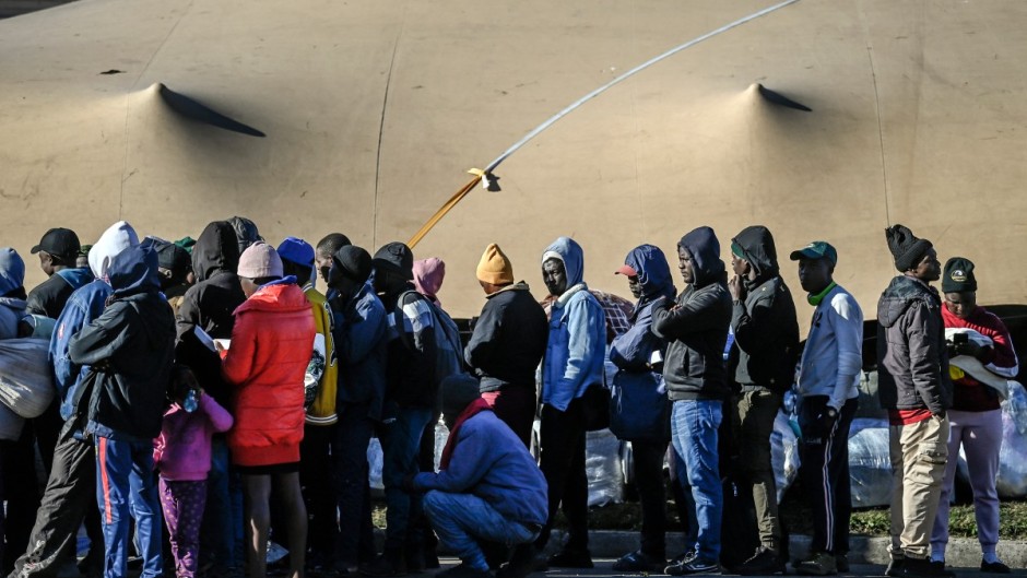 Zimbabwean nationals line up as they wait to be registered at a Department of Home Affairs Refugee Reception Centre. AFP/Rodger Bosch
