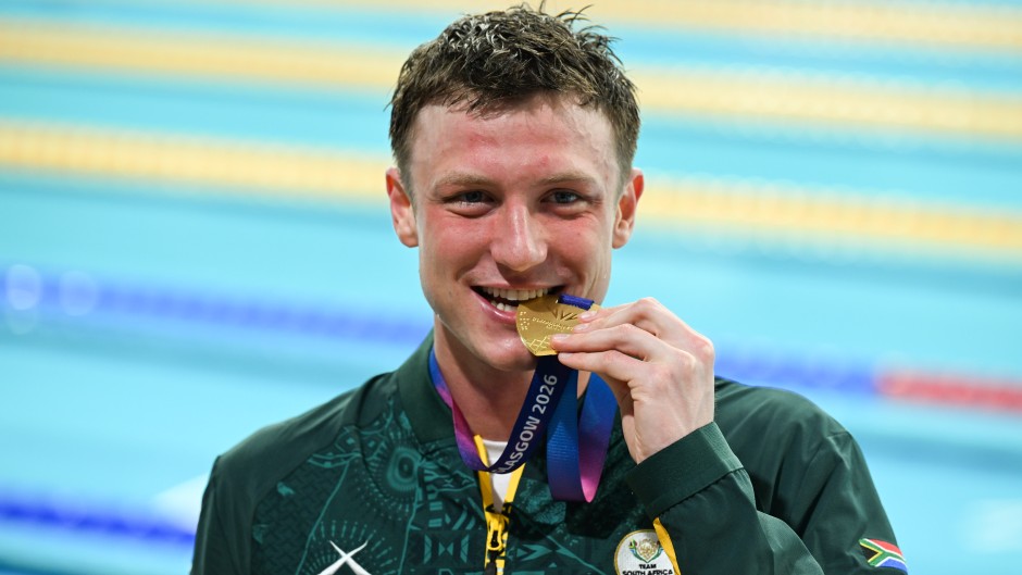  Pieter Coetze of South Africa with his men's 200m backstroke gold medal at the Tollcross International Swimming Centre during the 2026 Commonwealth Games, on July 26, 2026, in Glasgow, Scotland. Rob Casey/SNS Group via Getty Images