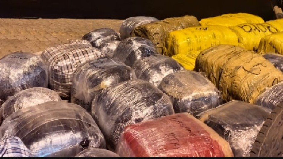 During the search, Police discovered 49 bags containing suspected dagga, with a combined weight of approximately 630 kg and an estimated street value of millions of rand. Photo: X via SAPS