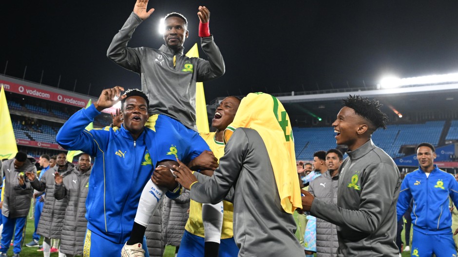 Themba Zwane of Mamelodi Sundowns FC is lifted by his teammates. Lefty Shivambu/Gallo Images