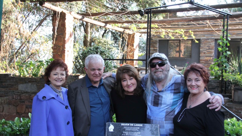 Carike Keuzenkamp, Chris Torr, Laurika Rauch, Anton Goosen en Rina Hugo staan vir 'n foto
