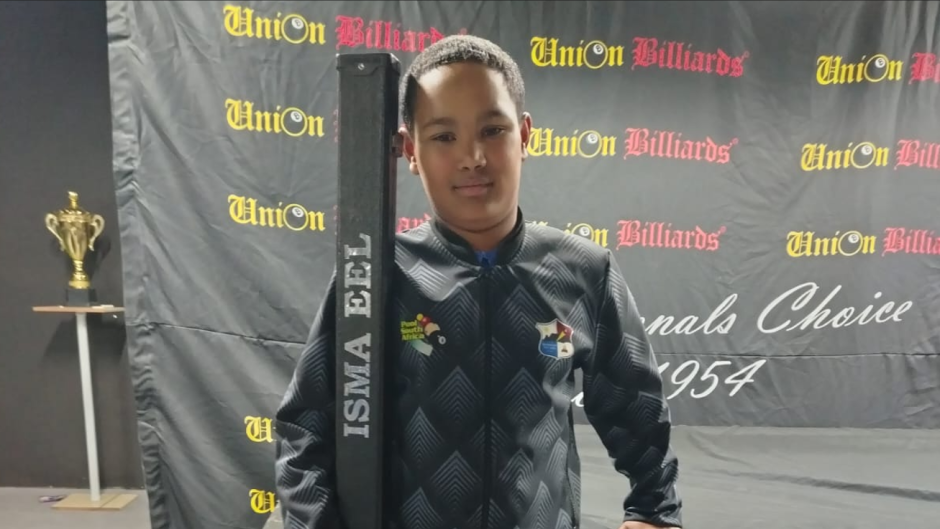Isma-eel Gertson holding his pool cue case