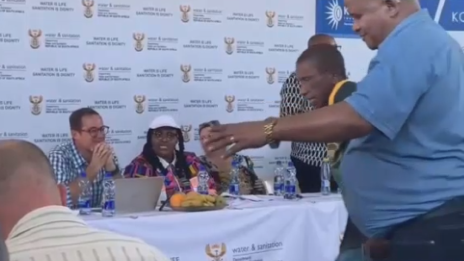 Water and Sanitation Minister Pemmy Majodina's meeting with the Kouga community descended into chaos. 