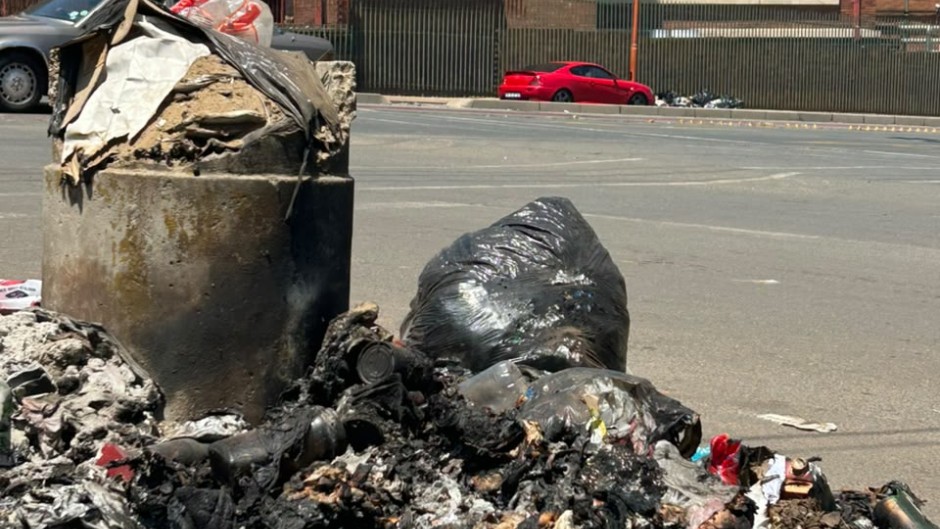 Rubbish piling up next to a bin. eNCA/Aviwe Mtila