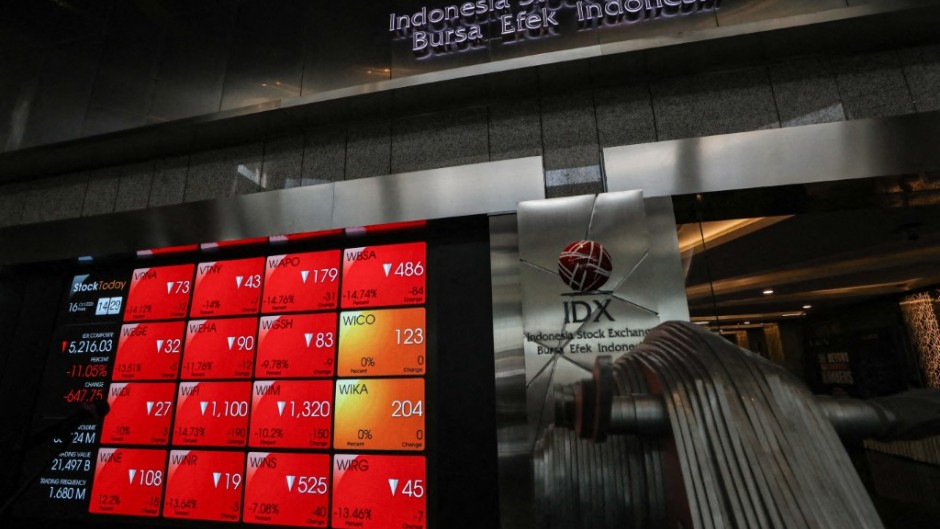 A visitor monitors a screen displaying movements in Indonesia's benchmark stock index, the Jakarta Composite Index (JCI). Faisal Ramadhan/NurPhoto via AFP