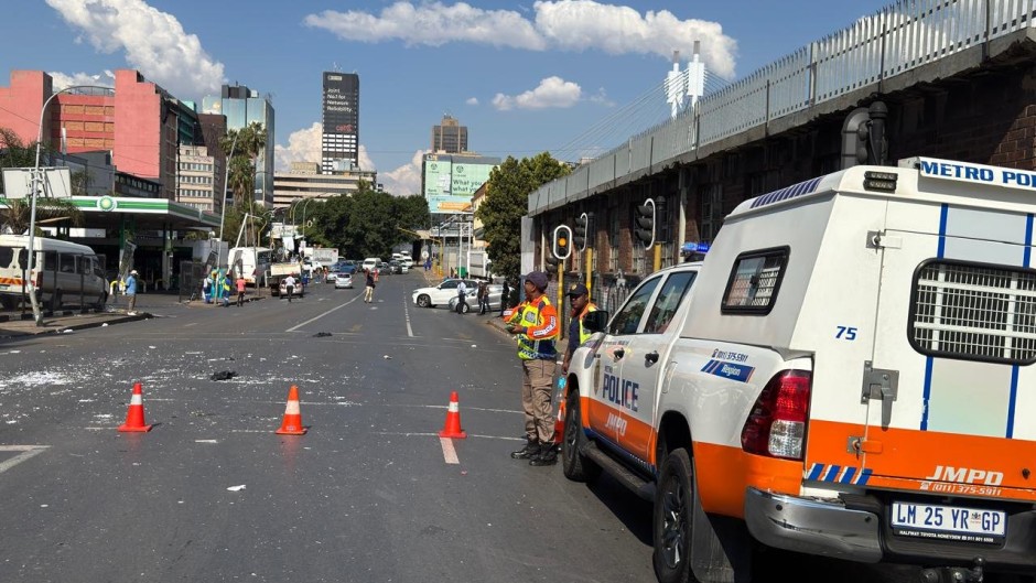 Public Order Policing (POP) units were deployed to the M1 freeway near the Smit Street on- and off-ramps in Braamfontein, where they dispersed the protesting crowds. Photo by JMPD 