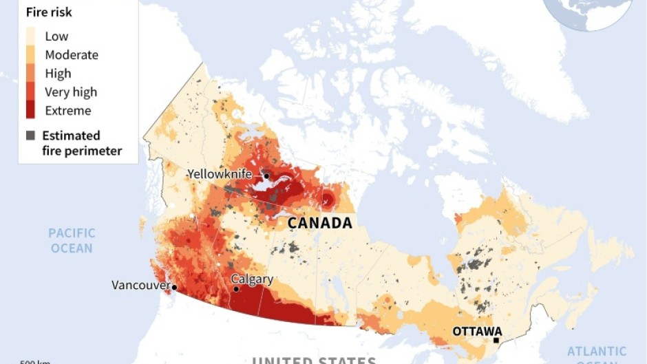 Map showing levels of fire risk and estimated perimeters of fires in Canada