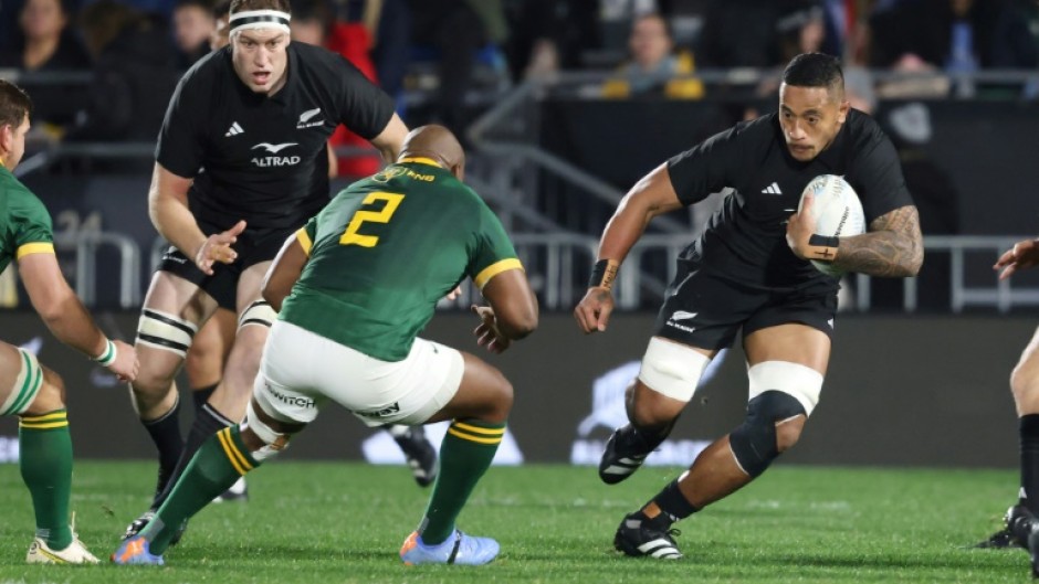 New Zealand flanker Shannon Frizell (R) injured a hamstring on the eve of the All Blacks departure to the Rugby World Cup in France