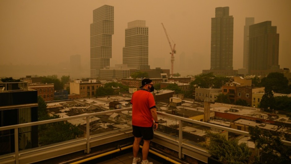 Heavy smog covers the skylines of the boroughs of Brooklyn and Manhattan in New York on June 7, 2023