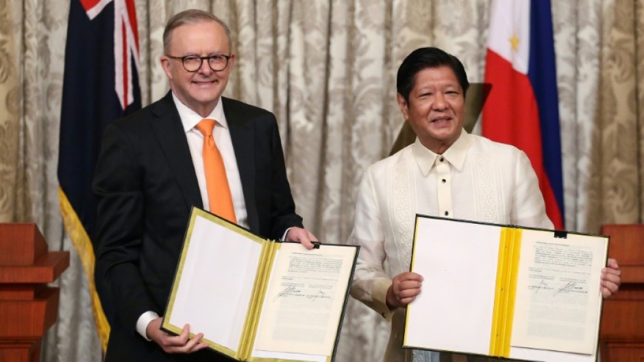Australia's Prime Minister Anthony Albanese (L) and Philippines' President Ferdinand Marcos Jr pose for a photo at the Malacanang Palace in Manila