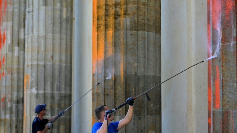 Last weekend Last Generation activists calling for the abandonment of fossil fuels spray-painted Berlin's famous Brandenburg Gate, which is at the marathon's finish line
