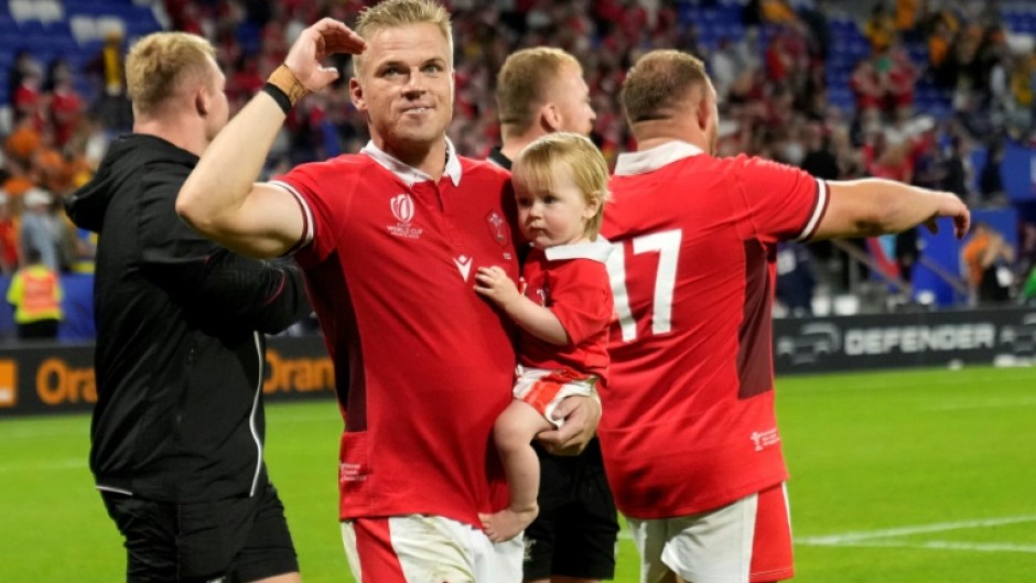 Wales fly-half Gareth Anscombe (C)