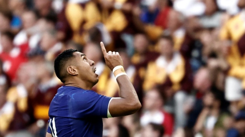 Samoa wing Nigel Ah Wong scored two tries but still finished on the losing side as England prevailed 18-17 in Lille 